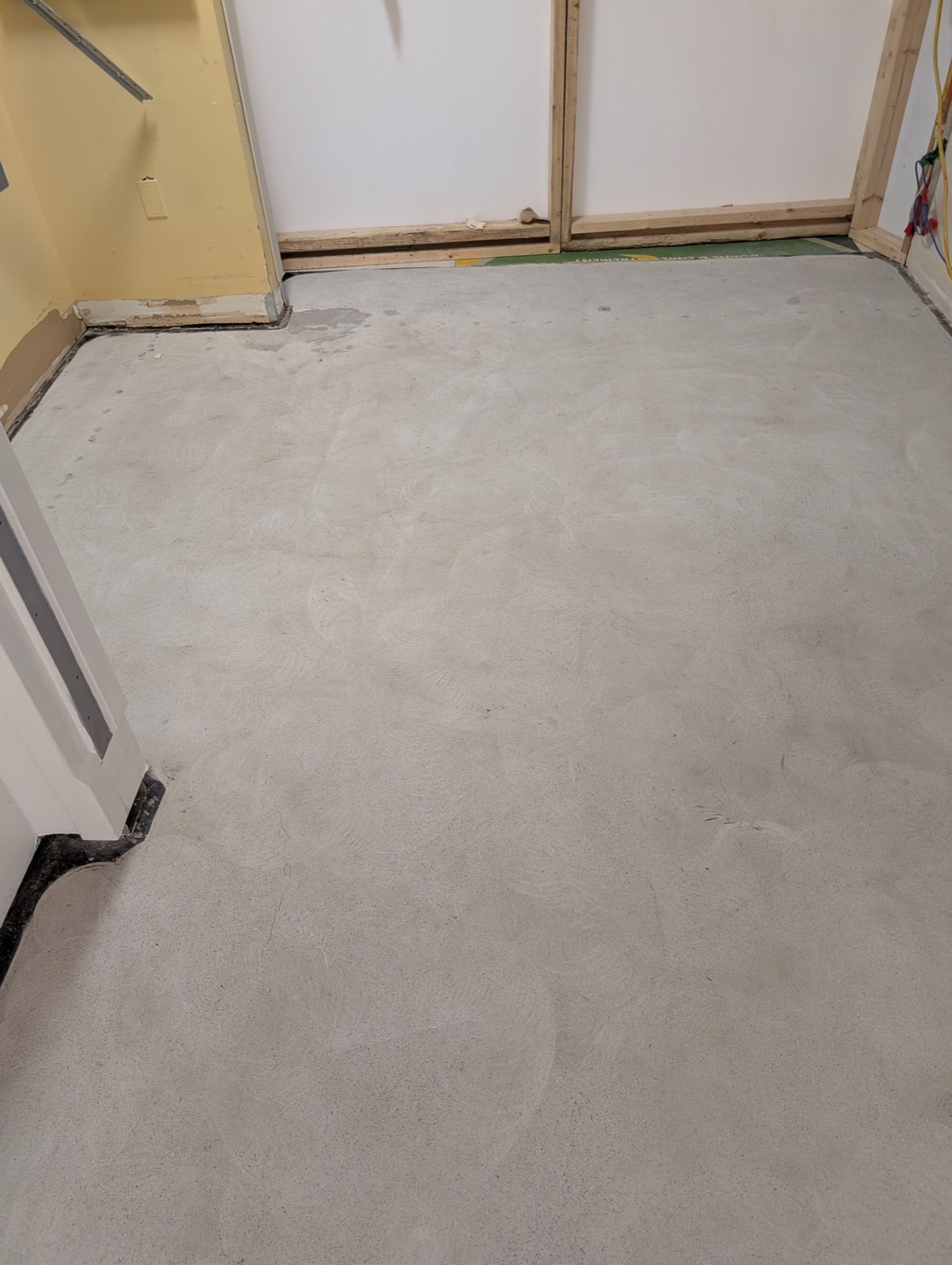 Le même plancher de béton, uniforme et clair après le meulage au diamant