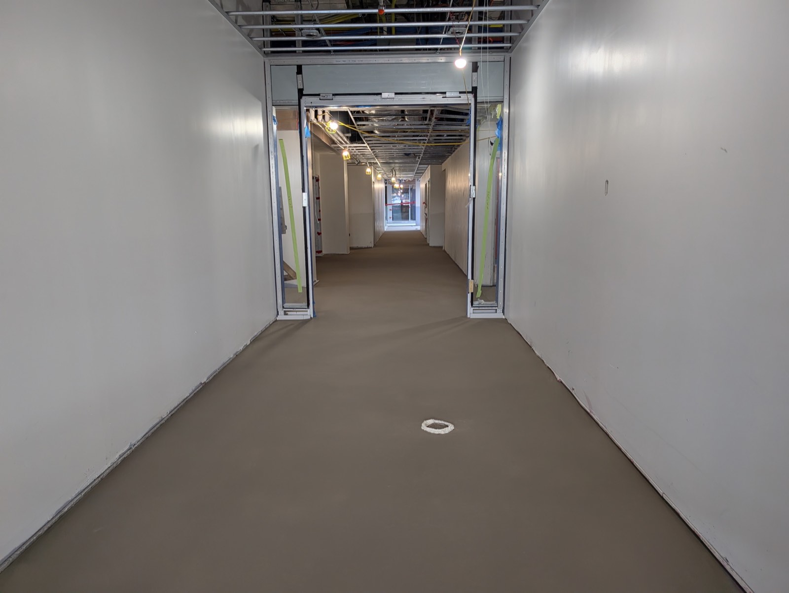 Corridor commercial avec plancher d'autolissant fini