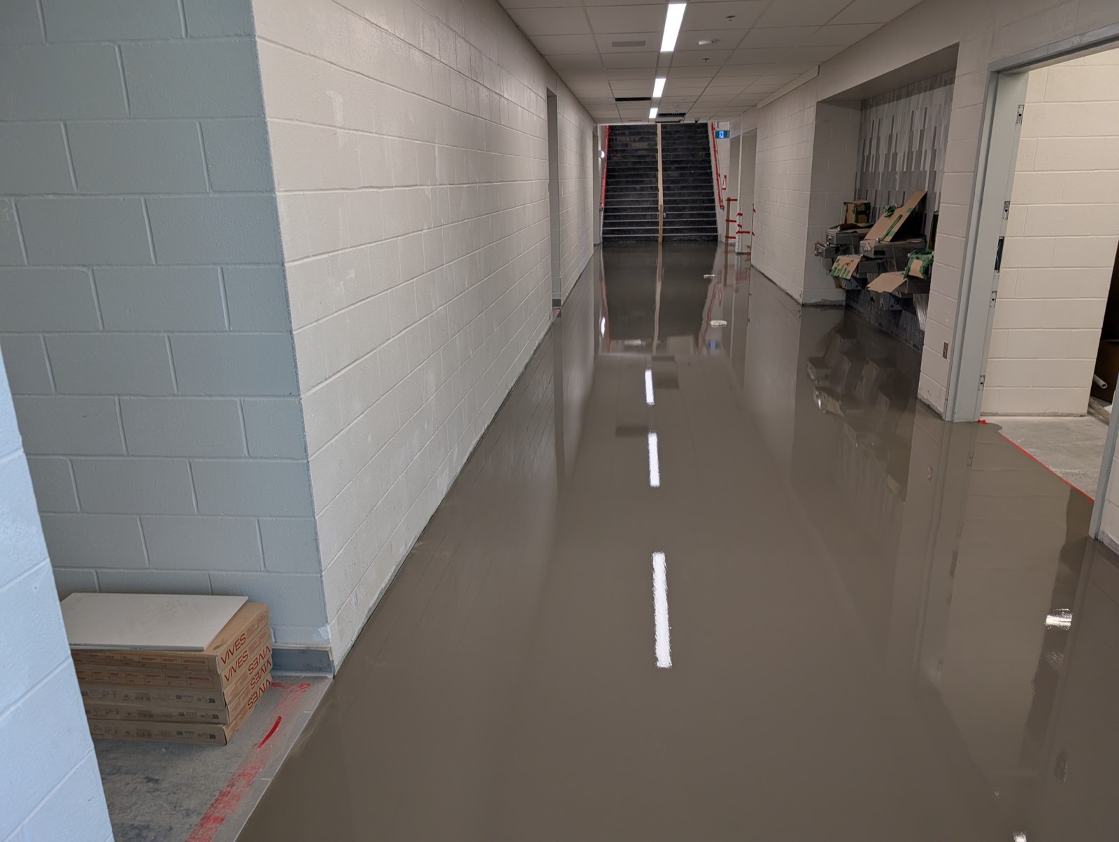 Corridor de bâtiment institutionnel avec autolissant fraîchement appliqué