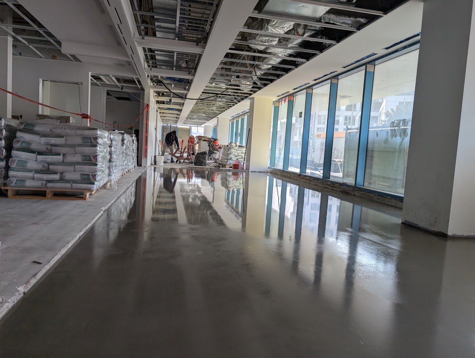 Grand plateau commercial vitré avec plancher d'autolissant fini
