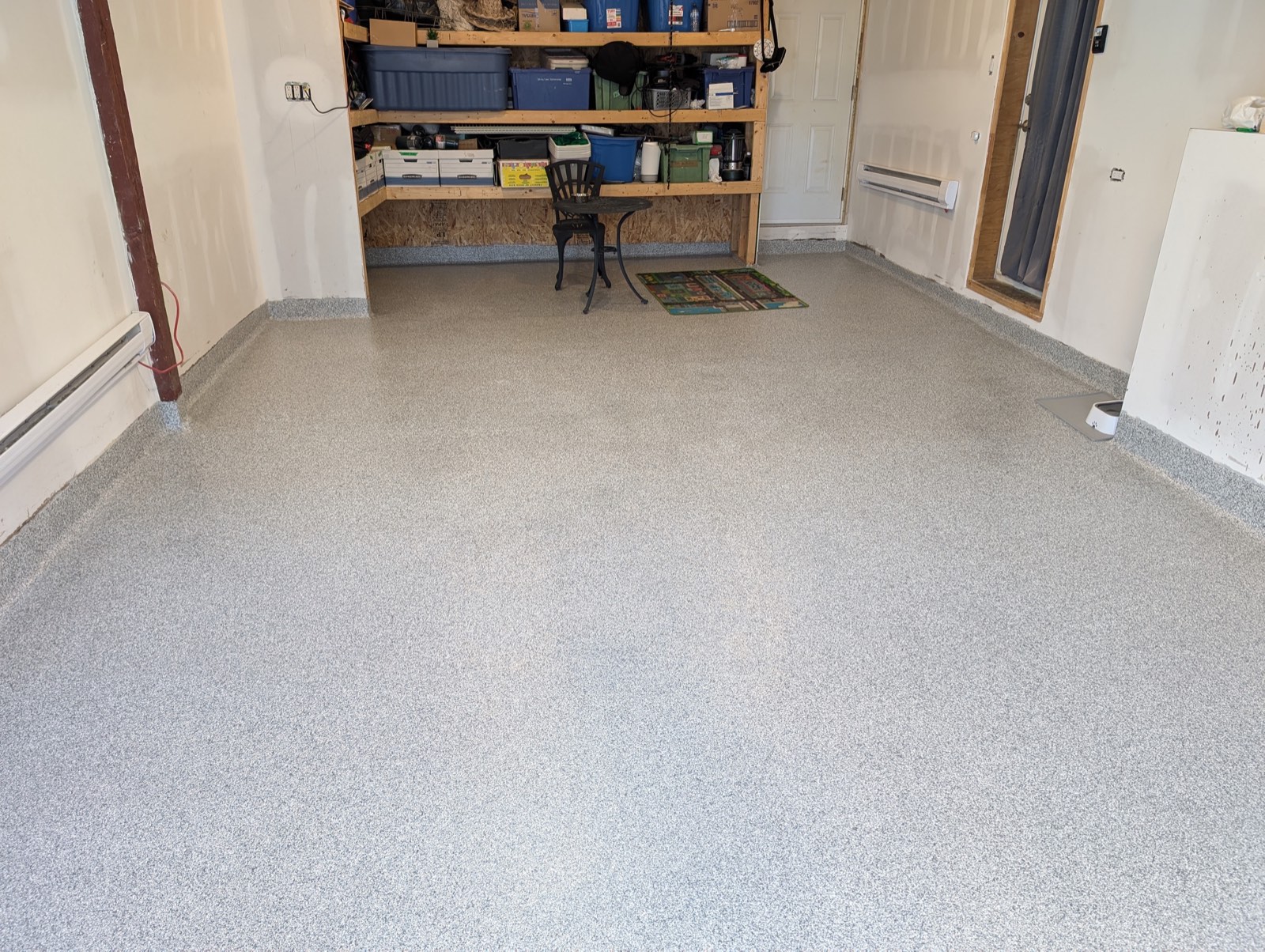Plancher de garage résidentiel recouvert d'époxy à flocons gris