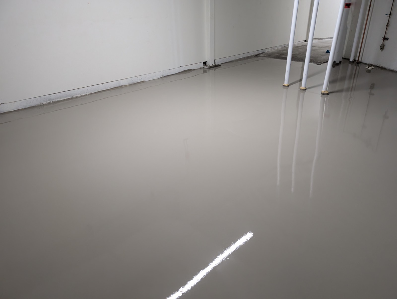 Local technique avec plancher d'époxy gris uni et lustré