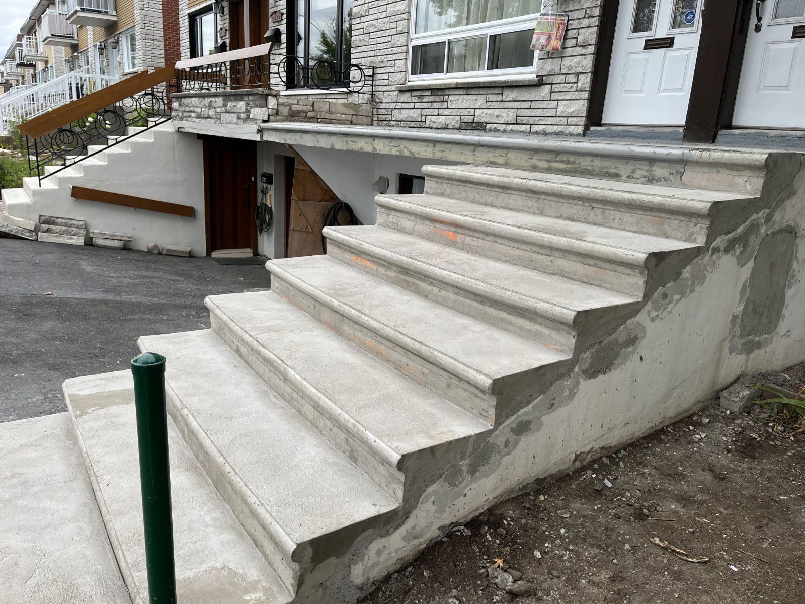 Escalier de béton coulé menant à l'entrée d'une résidence