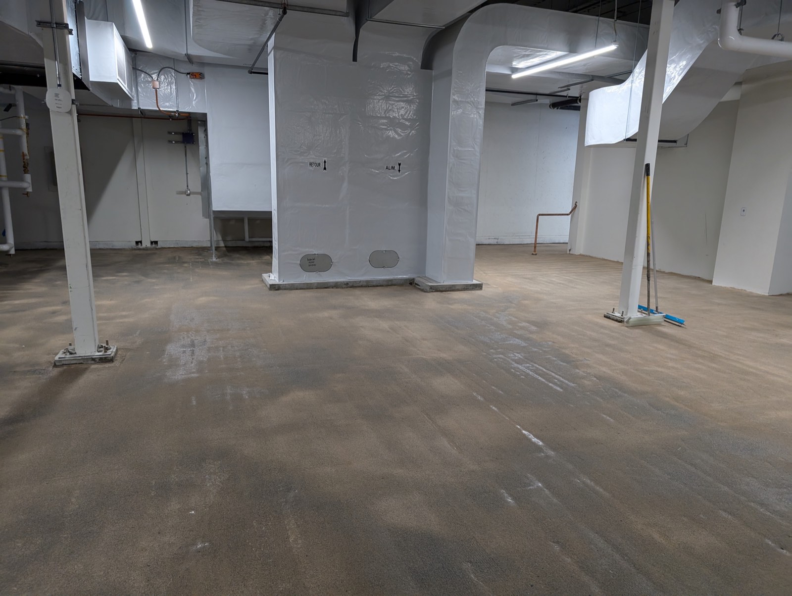 Grande surface de béton commerciale préparée, prête à recevoir son revêtement