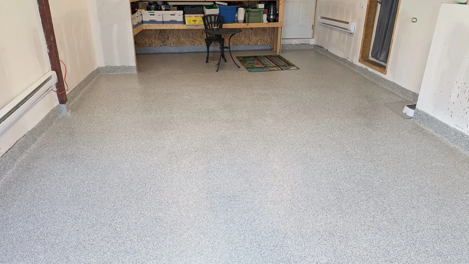 Plancher de garage résidentiel fini avec un revêtement gris à flocons